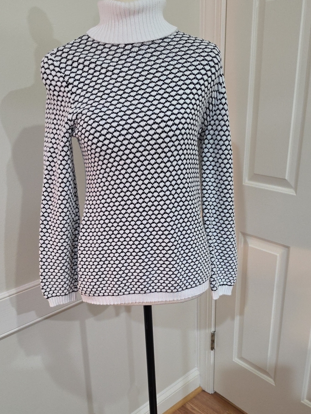 Title: Karen Scott Black & White Textured Knit Turtleneck Sweater - Size S